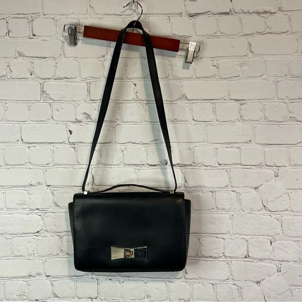Kate spade shoulder bag, smooth leather. Black with gold colored hard wear